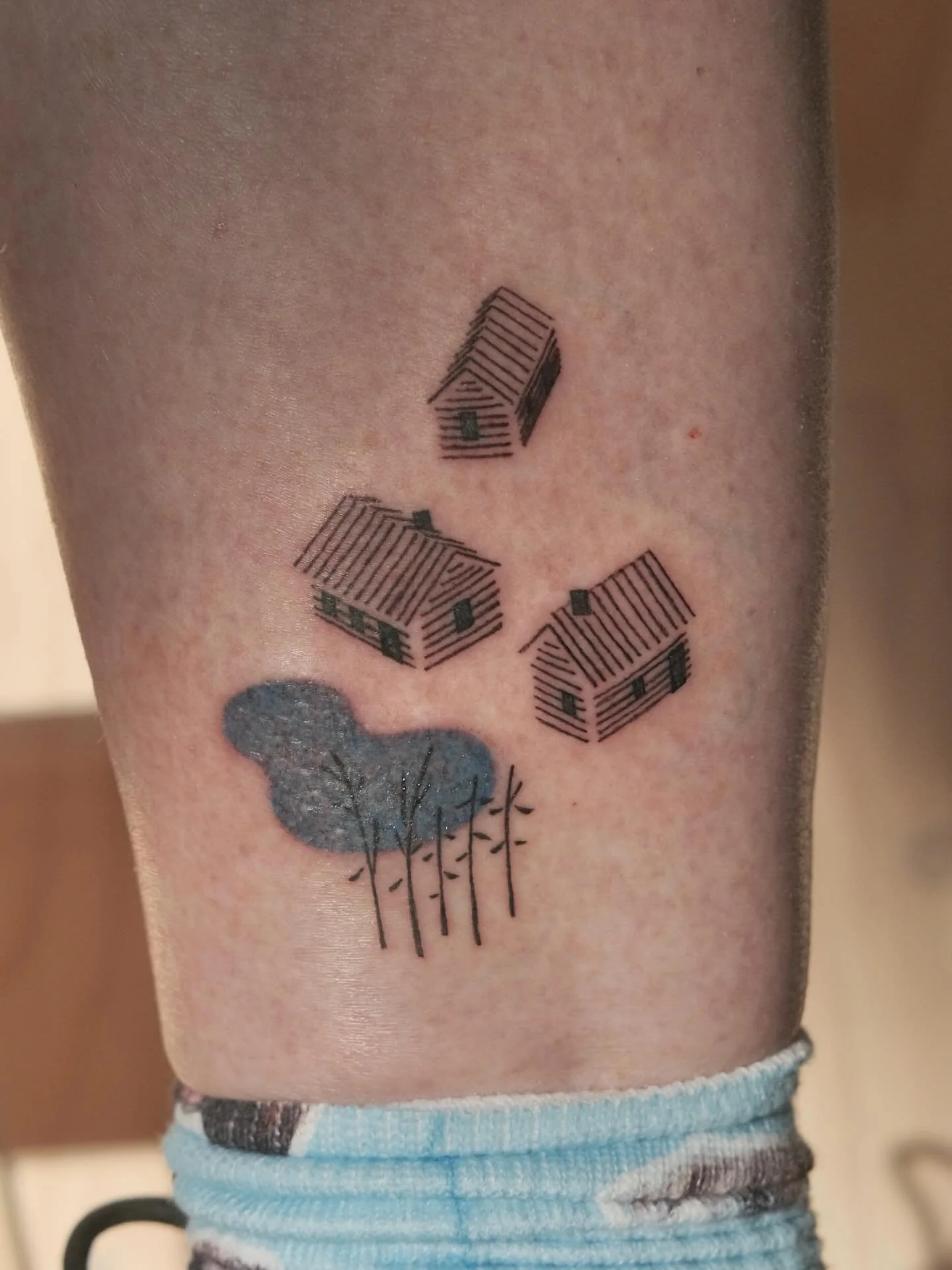 little houses 🛖🏔️ from my flash for rachel 🩵

done during my europe guest spot tour last year at @zky.labs! thank you for having me in your beautiful space 🩵

sydney books open for feb/march 🌷

#sydneytattoo #sydneytattooartist #cutetattoo #cont