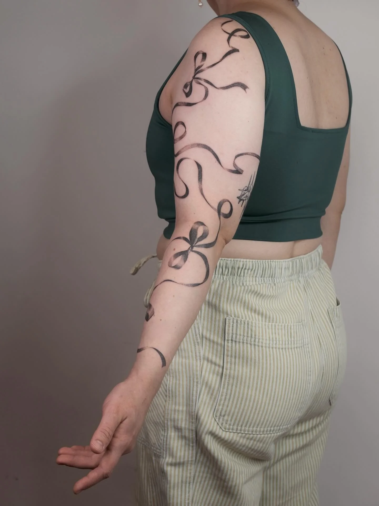 custom dotwork ribbon full arm wrap for viv 🎀🌷 thanks so much for your trust and for sitting so well during this long session! 🥹

done during my europe guest spot tour last year at @hyperhumanttt in vienna

books open for march 🌷

#ribbontattoo #