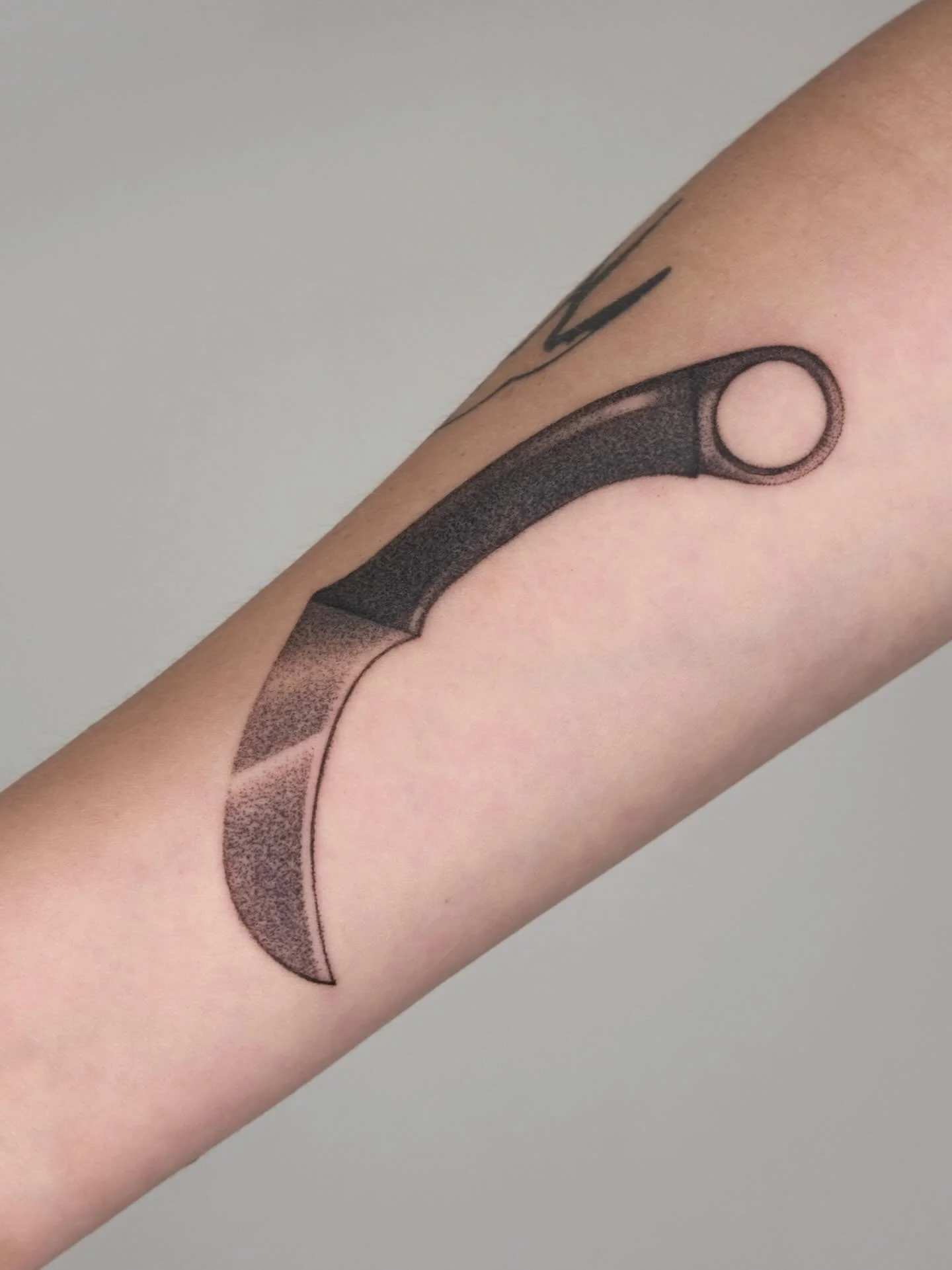 custom butcher's knife tattoo inspired by hannibal for hunter >:3 🔪🩸

now taking books for april/may! 🔪

ᯓ★

licence no: 108952
done at @littlearttattoo 

#dotworktattoo #stippletattoo #sydneytattoo #sydneytattooartist #hannigram