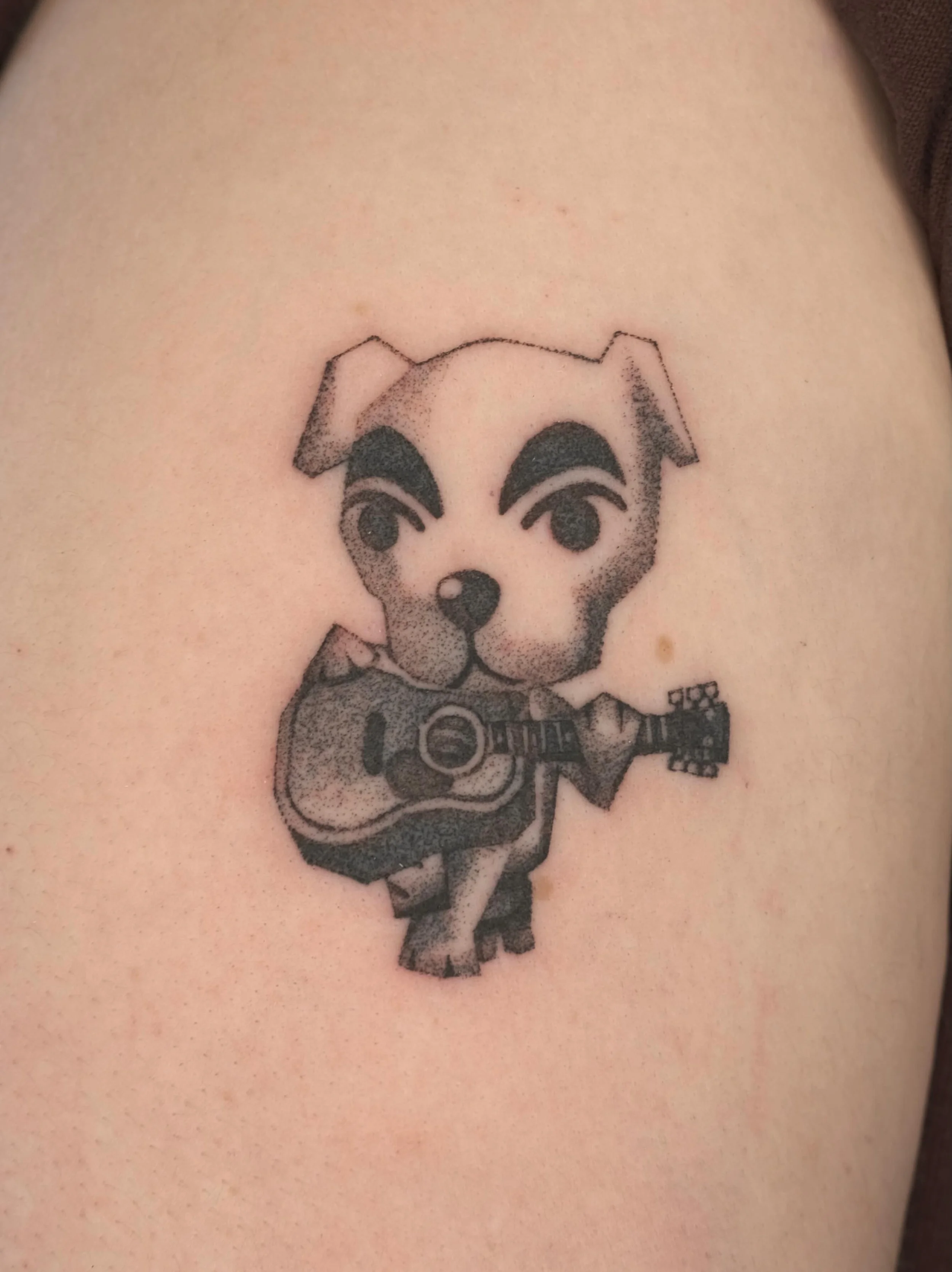 kk slider from my low poly video game flash for oscar's first tattoo! 🐶🎸🎧🎶

done during my guest spot in zurich last year at @zky.labs! thank you for having me ☺️

sydney books open for july! 🎶

#animalcrossing #lowpolytattoo #acnh #sydneytattoo