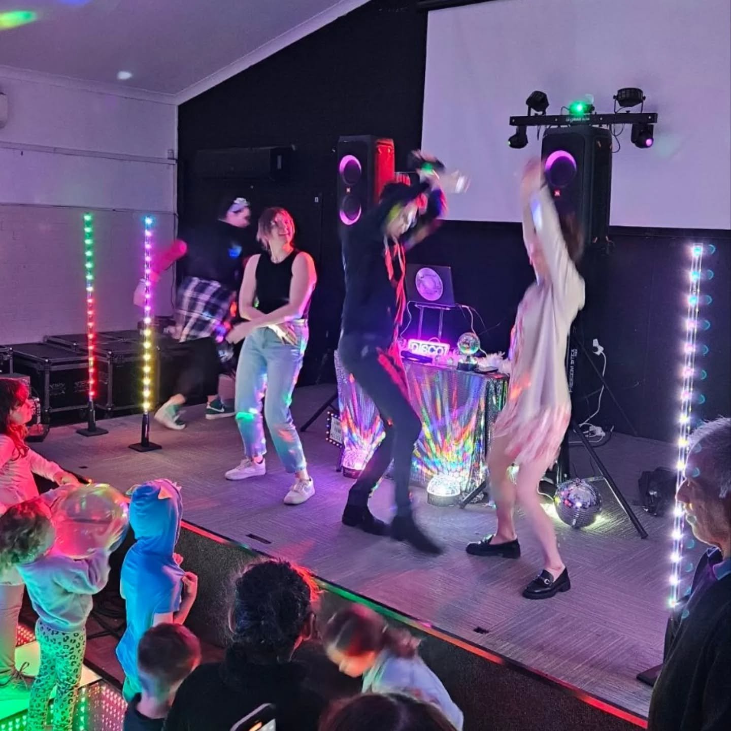 Even adults can't resist a Jumbo Funk Vibe 🕺

Check out our Family Friendly Upcoming Events ⬇️
https://www.jumbofunk.com.au/discos

#mobiledj #familyfriendly #interactiveentertainment #discotime #childrensentertainment #jumbofunk