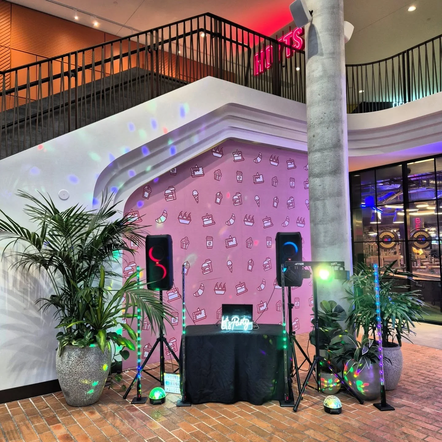 ✨️ Big Birthday Bash Celebrations ✨️ @nicholasstprecinct 🧡🪩🎉

#mobiledj #childrensentertainment #jumbofunk #nicholasstprecinct