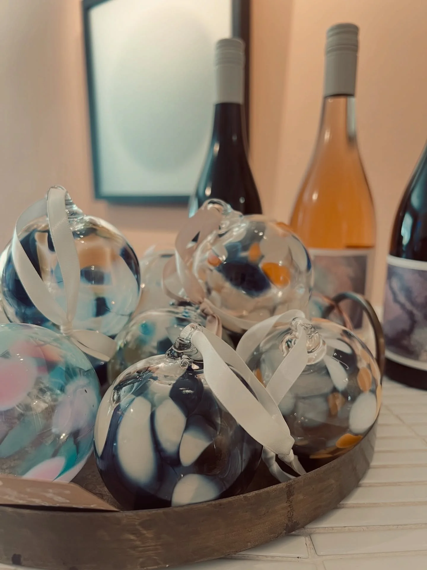 Feeling a little bit festive &hellip;. Wonder baubles by @emmayoungglass, inspired by our Wonderground wines 

Buy with a bottle or as a beautifully packaged gift.