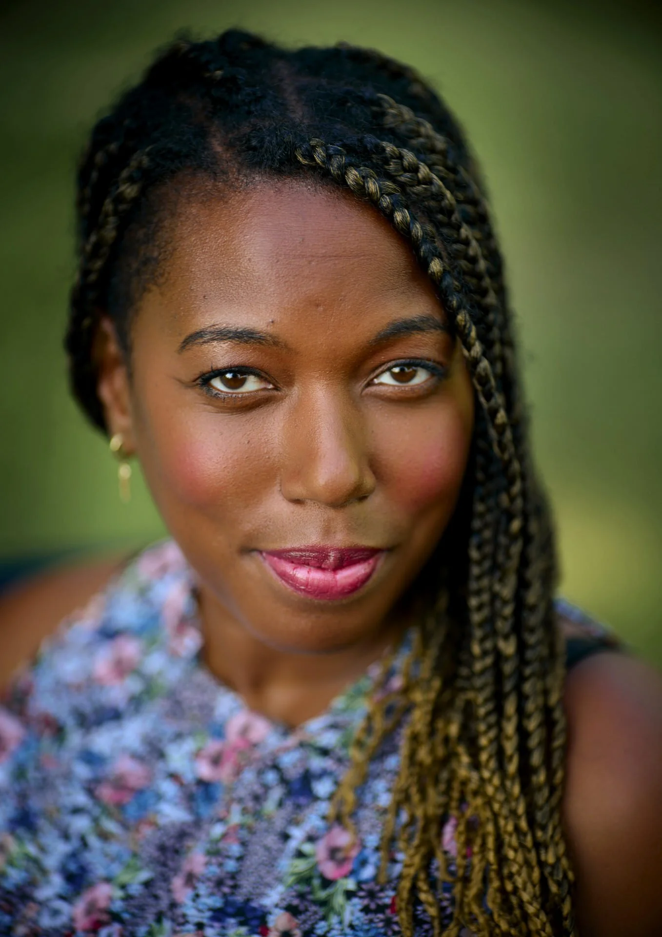 Un portrait de femme dans un parc.