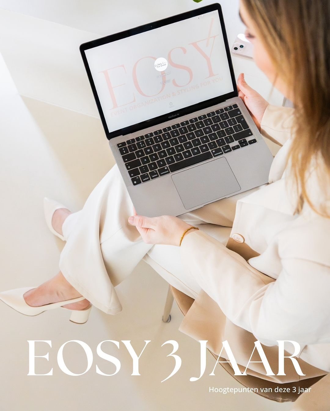 3 JAAR EOSY 

En wat is er veel gebeurd 🤍 Ik sta er vaak te weinig bij stil, wat voor leuke boekingen ik binnen krijg, iedereen waar ik mee samen werk en alles er omheen waarvan ik leer en vooral ook geniet! Ontzettend dankbaar voor wat ik tot nu to