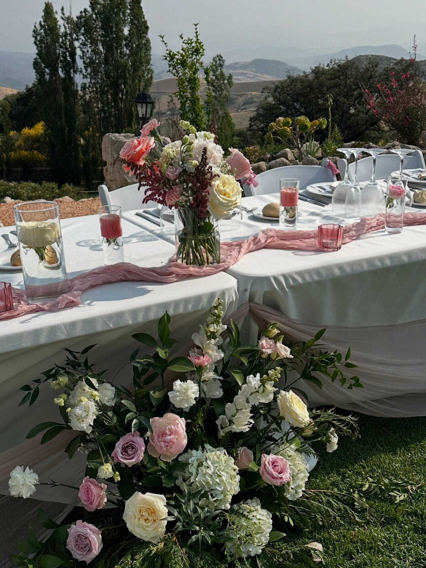 Dit noem je pas een prachtige locatie voor een diner 🩷 Een touch of pink tussen de bergen, met zelfs als je goed kijkt uitzicht op zee! 🤪 

Hoewel het er zo prachtig uit ziet, was deze tafel styling een flinke uitdaging. Deze dag waaide het ontzett