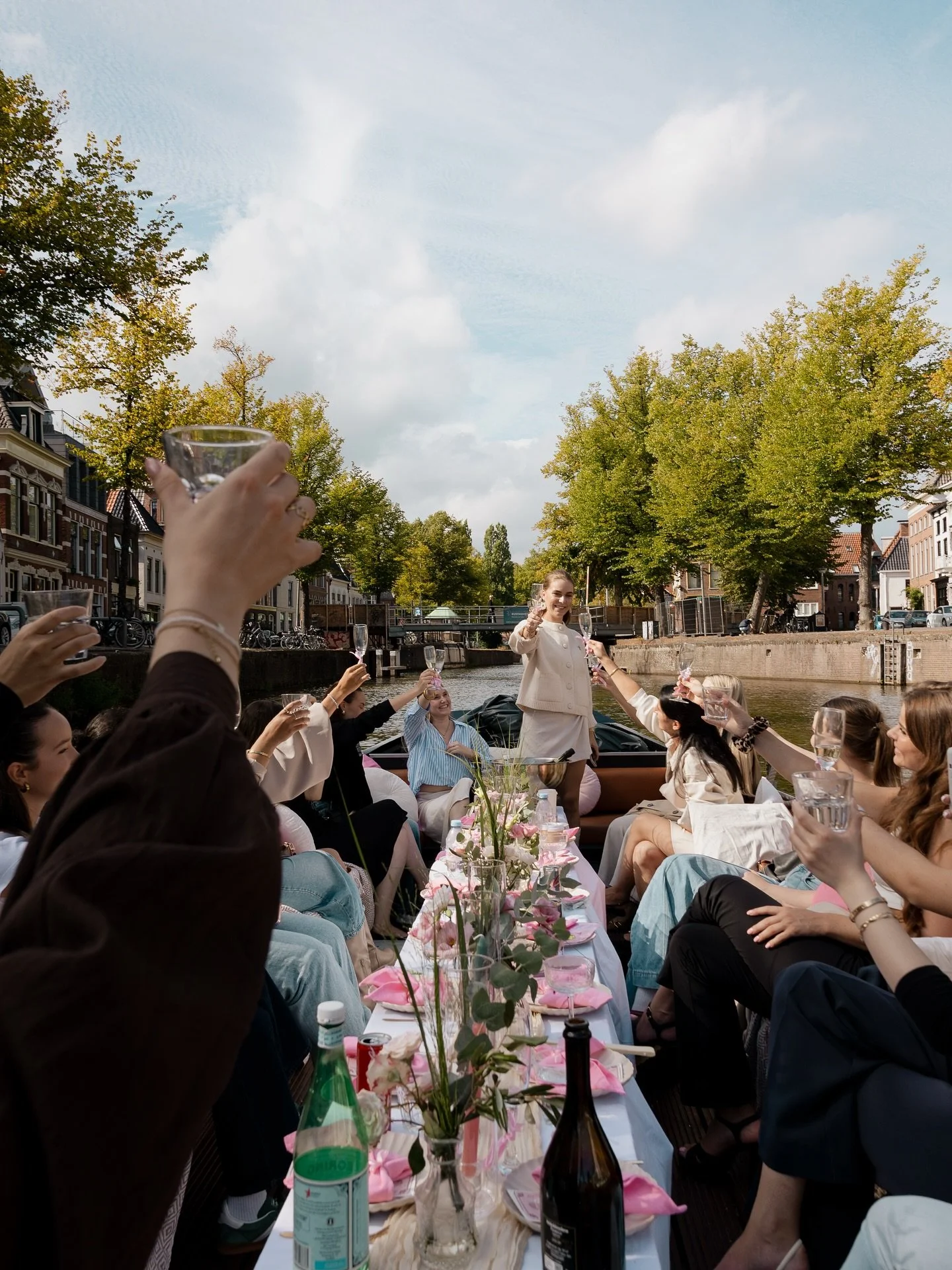 The cutest pics van onze boottrip 🩷 

Deze foto&rsquo;s hebben precies vastgelegd hoe deze middag ervaren werd: gelachen, gezelligheid en geproost! 🥂 Natuurlijk kon ik dat weer niet normaal doen 🤪 

Photos by @sanneproducties 📸