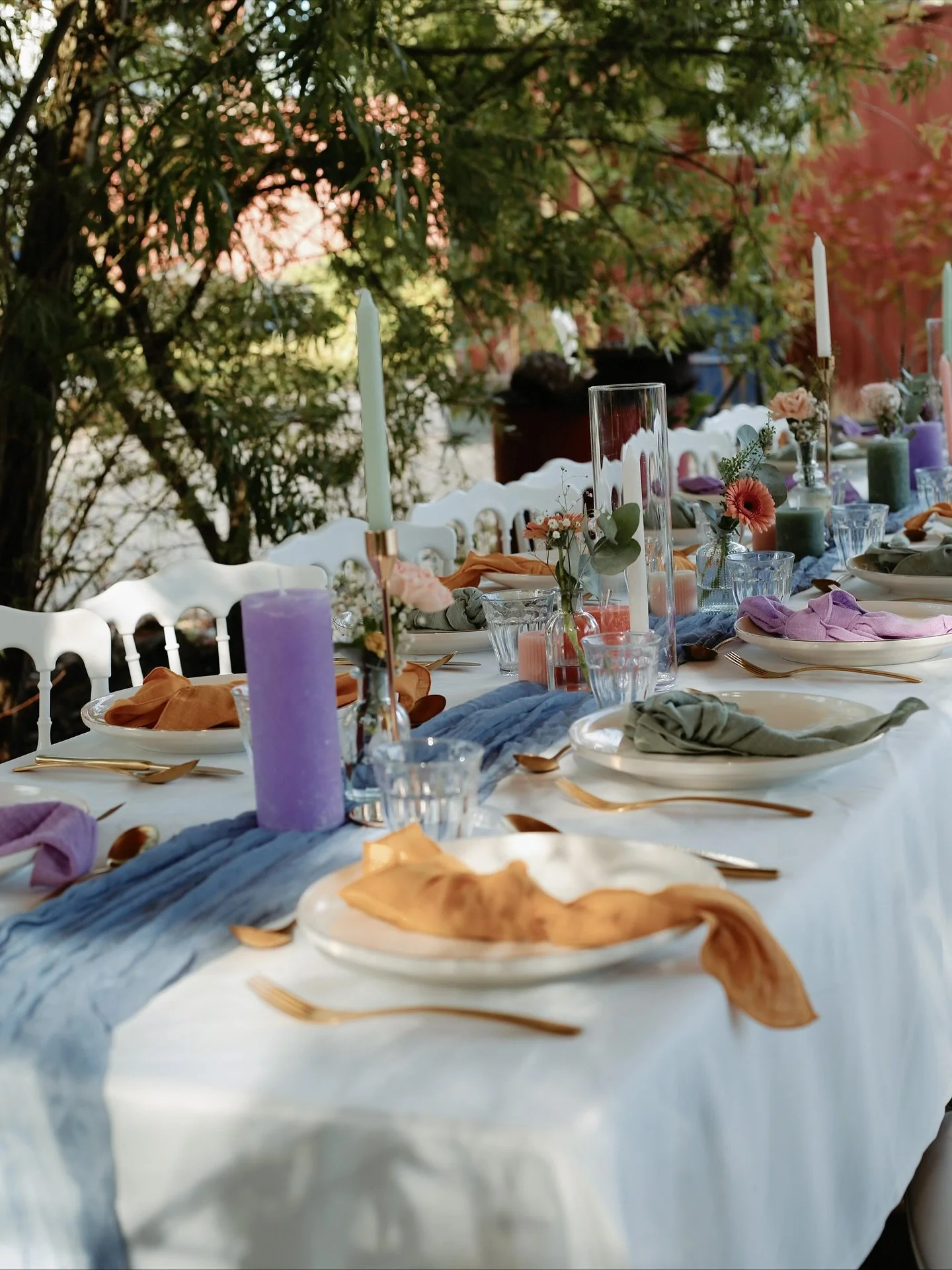 Ik kon niet kiezen tussen deze foto&rsquo;s, want een toffe bruiloft was dit! 💜 In het thema pastel festival hebben wij de locatie gestyled voor een te leuke bruiloft 🥂 

Ook is het bruidspaar zelf creatief geweest, het welkomstbord &amp; het bord 