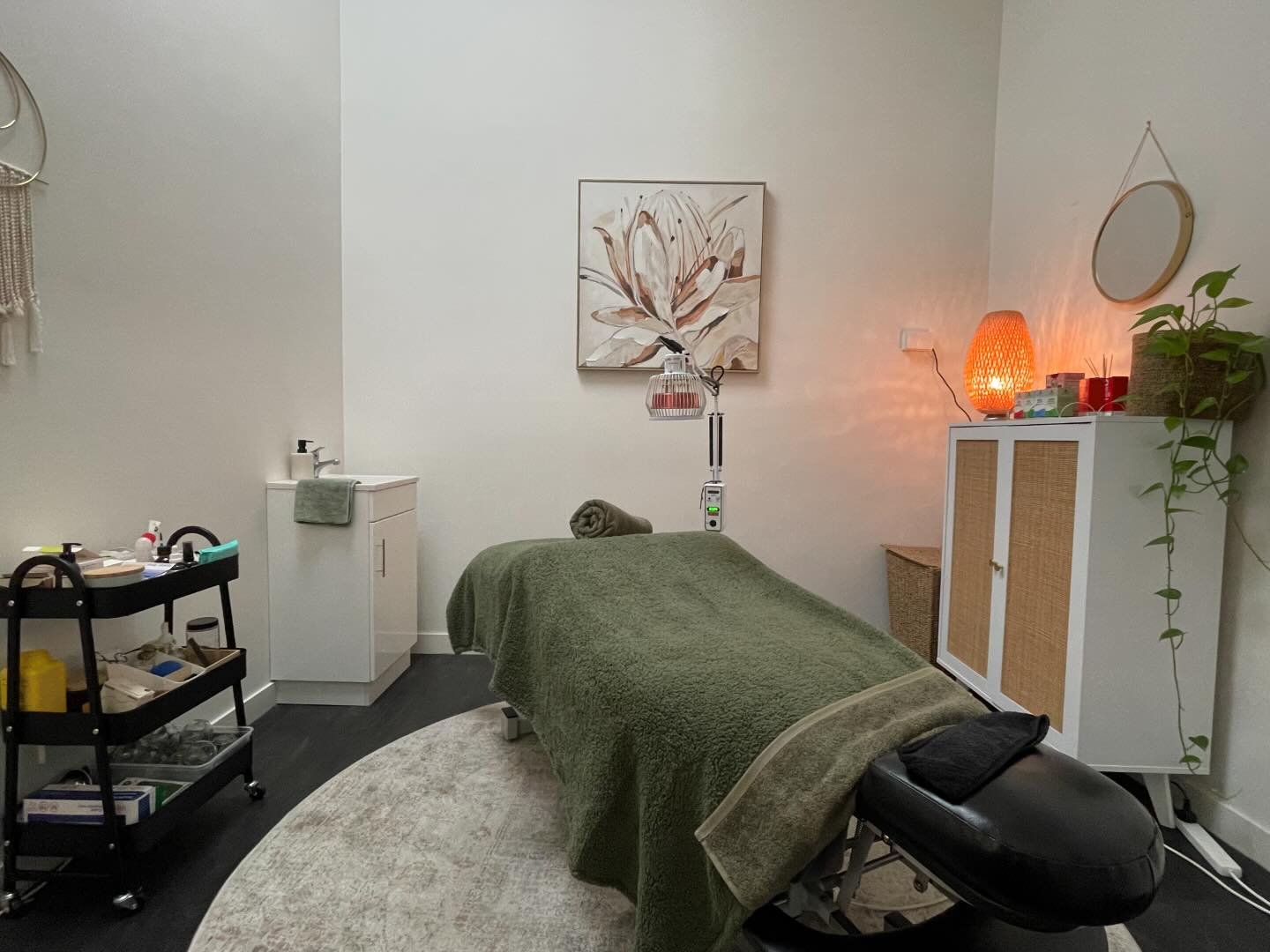 One of the two rooms I am using at the beautiful @body.align.myotherapy.massage   Monday 11am - 8pm Wednesday 11am - 8pm 
Located on Queens Parade in Clifton Hill, I am so excited to be able to offer acupuncture I love to practice!  Links in my bio i