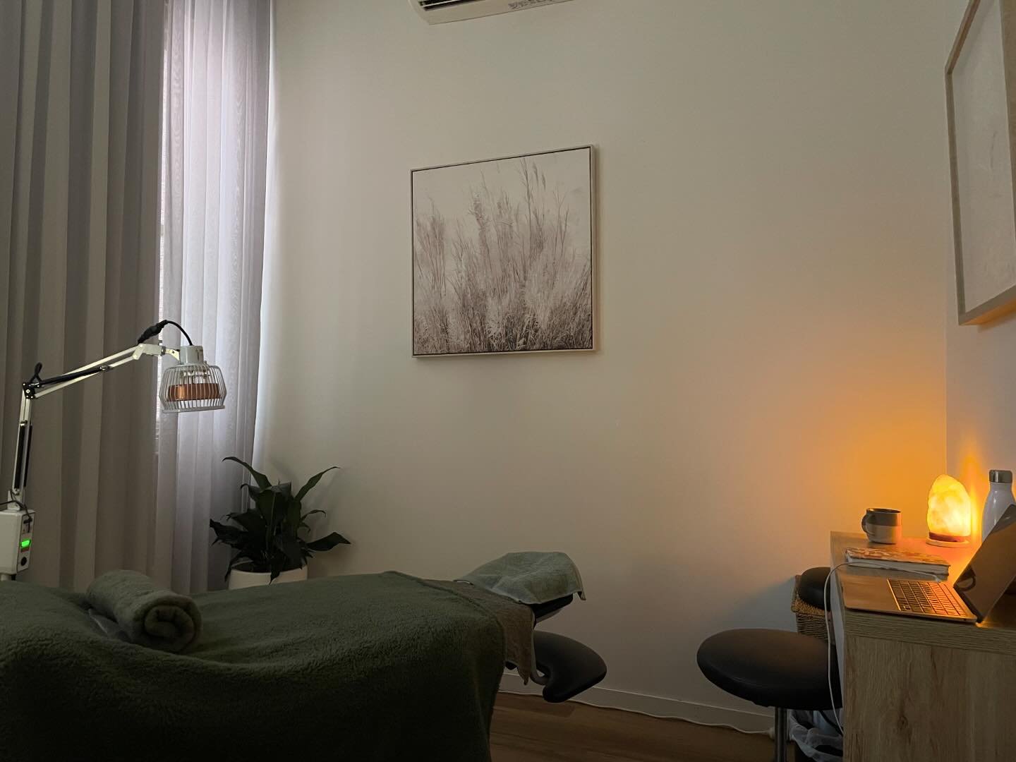 Today&rsquo;s rainy Melbourne day makes the rooms here so much more cozy and calming.

The perfect place to unwind while healing your body.

Monday and Wednesday 11am - 8pm

To book, follow the link in the bio 

See you soon 💚