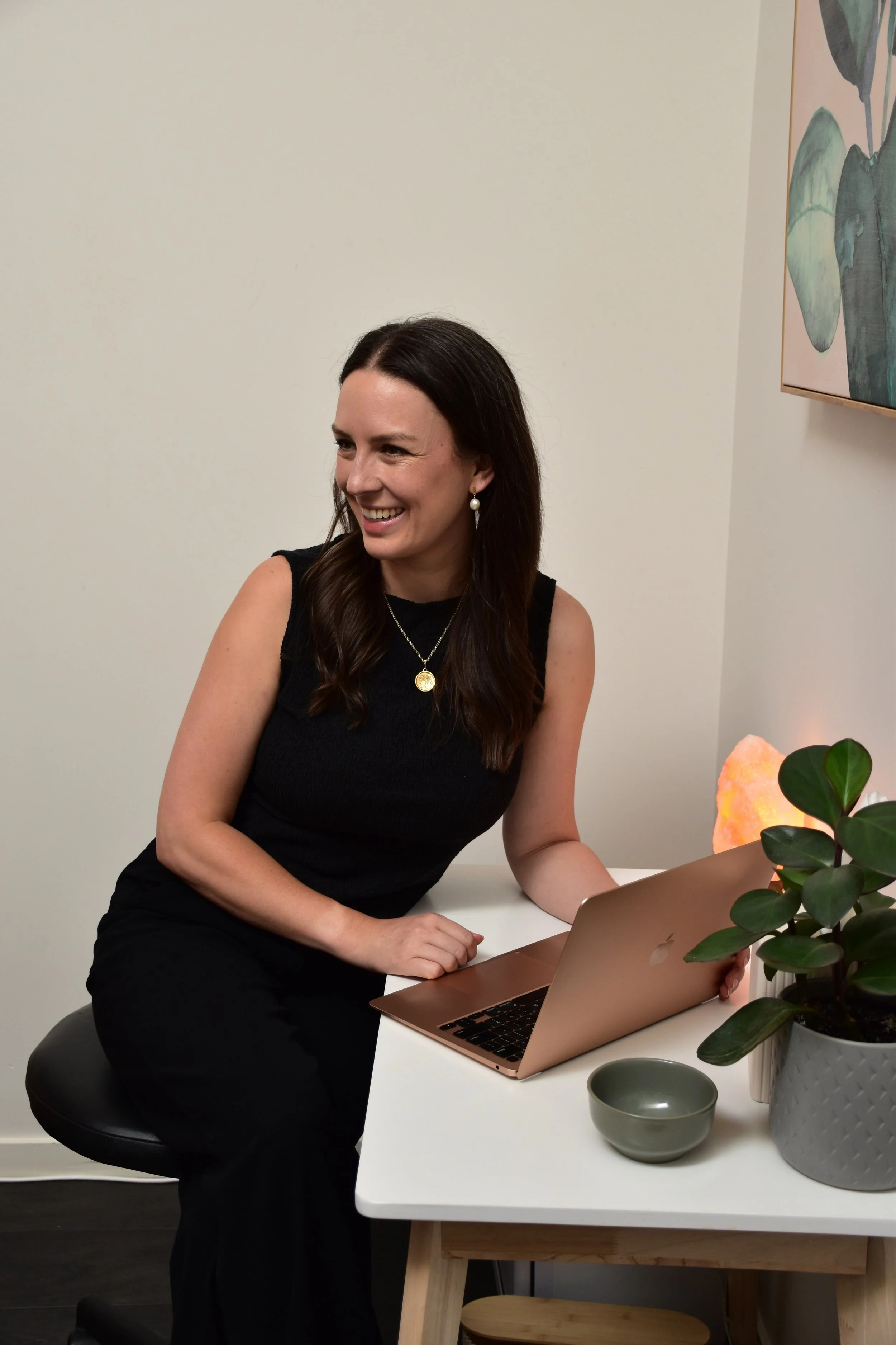 Acupuncturist and Chinese Medicine practitioner providing personalised consultations for women's hormonal health and menstrual cycle management