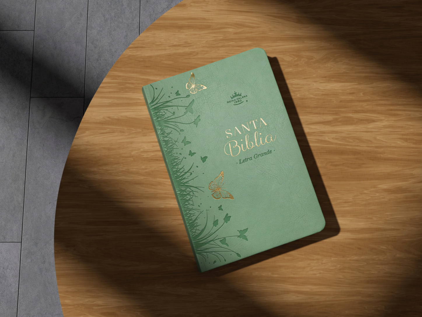 Vista cenital de la Biblia para obsequios y premios RVR60