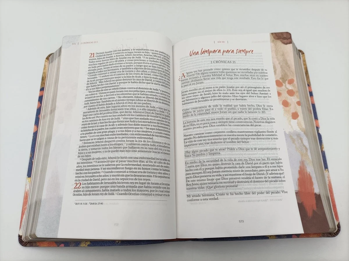 Vista abierta de la Biblia centrada en Cristo RVR60