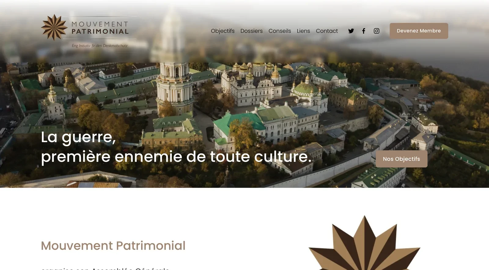 Mouvement Patrimonial website homepage with an aerial photo of a historic monastery and the headline "La guerre, première ennemie de toute culture"