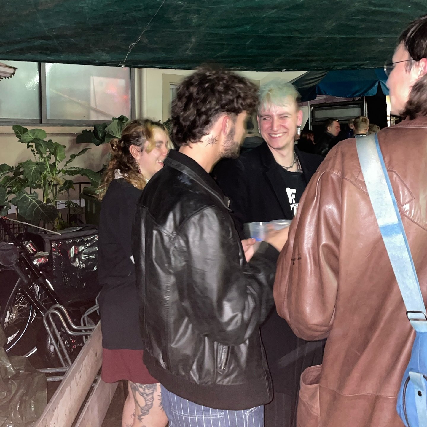 It’s almost november π
1οΈβ£ after concert talks
2οΈβ£ fancy shoe composition
3οΈβ£ Daisy leaning in for a kiss
4οΈβ£ blablabla π£οΈ
5οΈβ£ squid’s hands post concert π₯
#band #lilacattitude #floralgrunge #concert