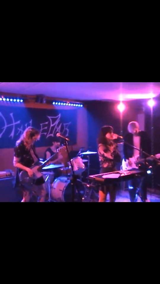 Thanks to @3l_cucuy for the cool videos π
We had so much fun at the Halle Bar with you xx
Kinda sad the tour is already over :(
π¦
#band #concert #lilacattitude #music #alternativerock #floralgrunge #grunge #punk #livemusic #konzert #musik