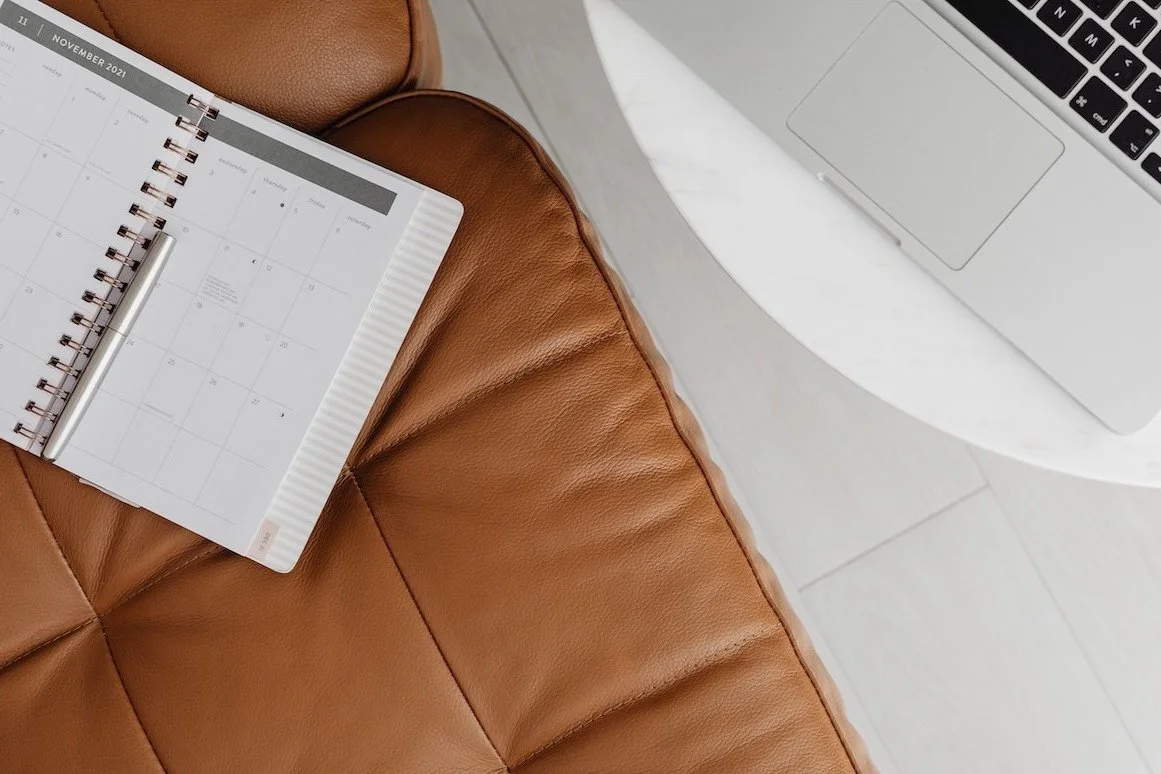 kaboompics_workspace-in-the-living-room-24043.jpg