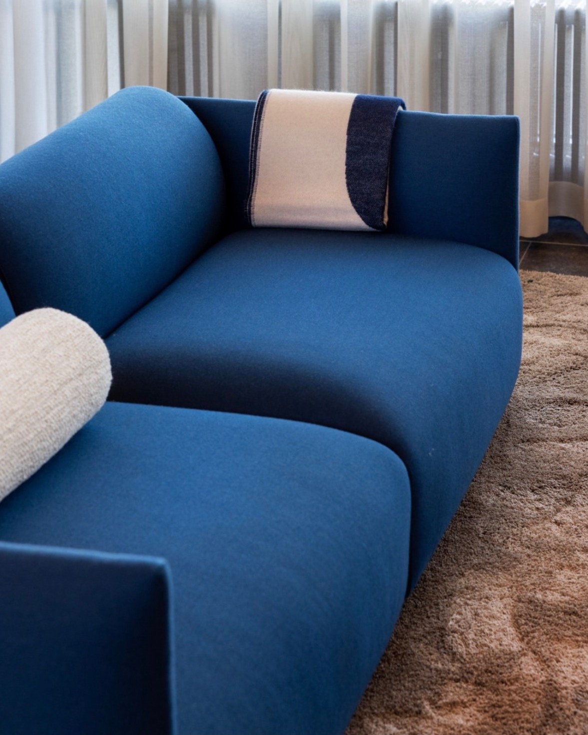 P&aring; Helsingfors flygplats har Adea f&aring;tt inreda de nya VIP- och m&ouml;teslokalerna i ankomsthallen. Lokalernas material, toner och atmosf&auml;r ber&auml;ttar en historia om finskhet &ndash; en sj&ouml;s yta en sommardag, regndroppar p&ari