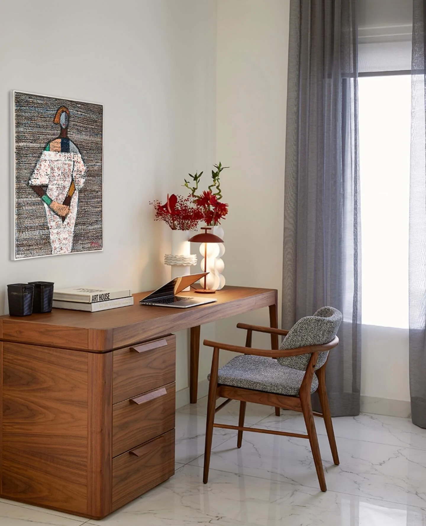 Poradas fantastiska skrivbord Afrodite, h&auml;r fint ackompanjerad tillsammans med stolen Nissa. R&ouml;tt och valn&ouml;t &auml;r alltid en fin kombination. Photo: @poradafurniture #poradafurniture #madeinitaly #interiordesign #mobileboxagency