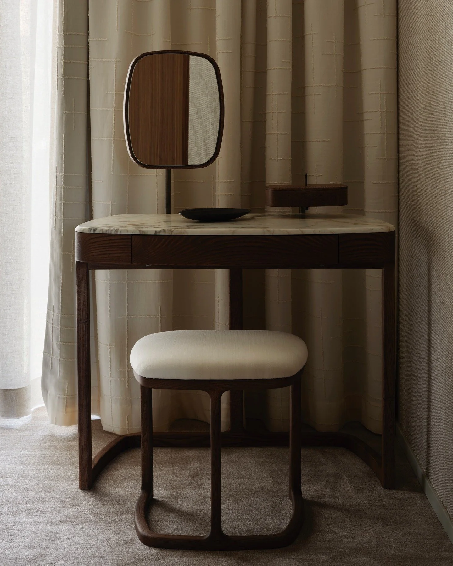 Fint projekt av @mariellastudio med produkter fr&aring;n @poradafurniture 

Projekt Villa Linn&eacute;. 

Produkter i bild; Maskara, dressing table i massivt asktr&auml; fr&aring;n h&aring;llbart skogsbruk. Toppskiva i marmor. Pall i samma kollektion