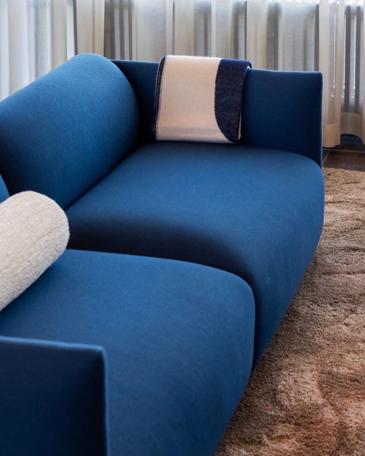 P&aring; Helsingfors flygplats har Adea f&aring;tt inreda de nya VIP- och m&ouml;teslokalerna i ankomsthallen. Lokalernas material, toner och atmosf&auml;r ber&auml;ttar en historia om finskhet &ndash; en sj&ouml;s yta en sommardag, regndroppar p&ari