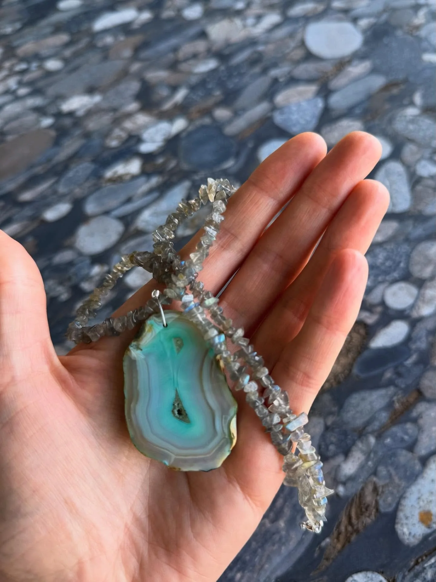 Labradorite &amp; Agate (Achat) 🩵🩶🤍

Eigenschaften
🌌 Labradorite:
✨ Schutzstein: Schirmt negative Energien ab
✨ Intuition &amp; Spiritualit&auml;t: F&ouml;rdert innere Wahrnehmung und Klarheit
✨ Ver&auml;nderung &amp; Transformation: Unterst&uuml