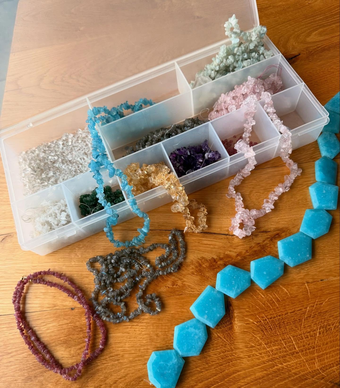 LOVE IT LIKE THAT 💠💠💠

Diese Edelsteine&hellip; die Energie&hellip; die Farben 🌈🌞 Ach ich liebe diese Arbeit - der Prozess &amp; die Kreation von etwas neuem, ganz intuitiv inspiriert aus dem Moment und von den Steinen heraus

🩵💚💛🩷

&bull;
&