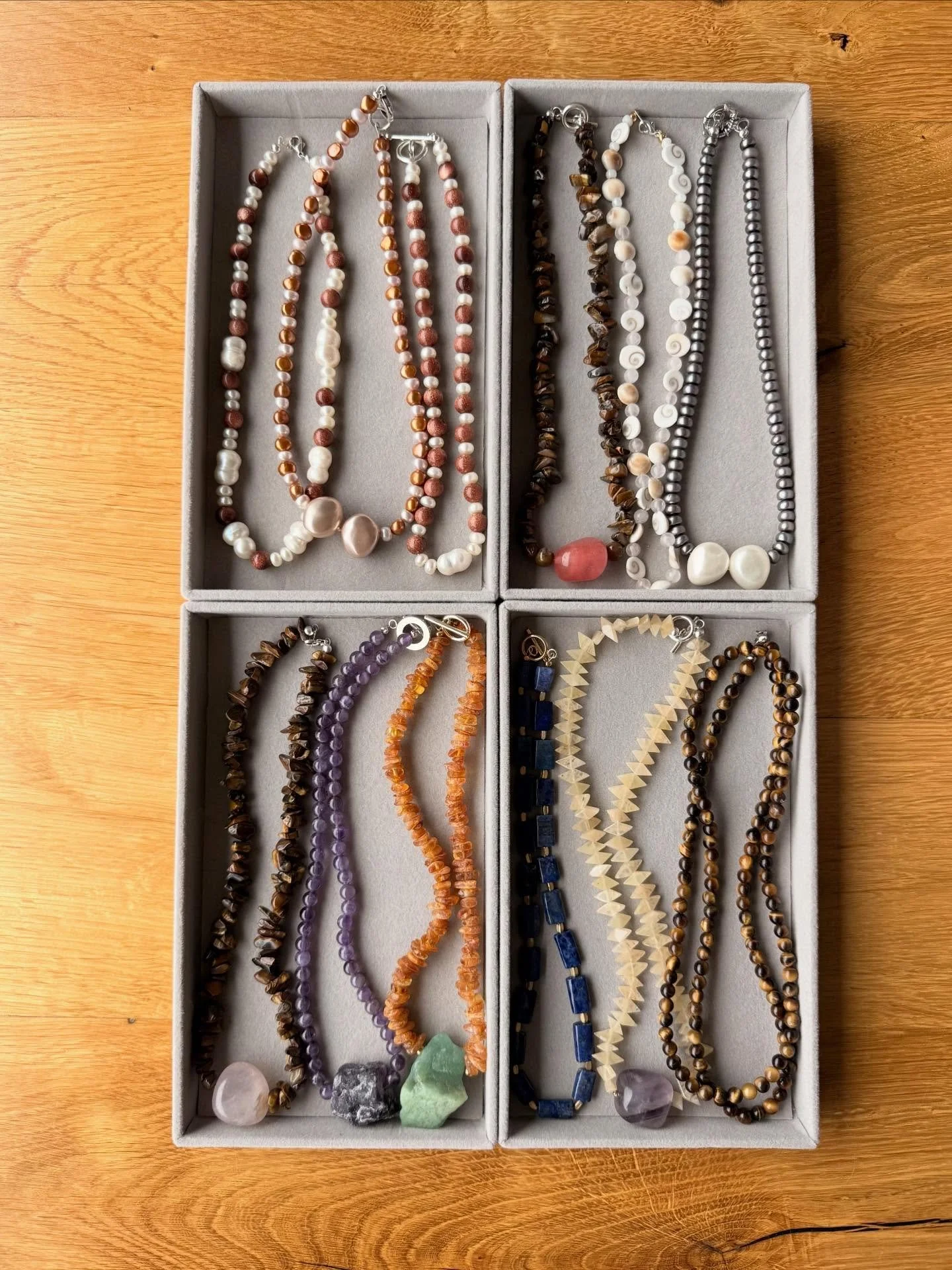 Das ist Nachhaltigkeit:
diese Ketten sind hergestellt aus Perlen und Verschl&uuml;ssen die wir schon Zuhause hatten. 

&mdash; Do the best with what you&rsquo;ve got 🫰🏽✨
Ich finde das Resultat kann sich sehen lassen ! 💎 

&bull;
&bull;
&bull;

#up