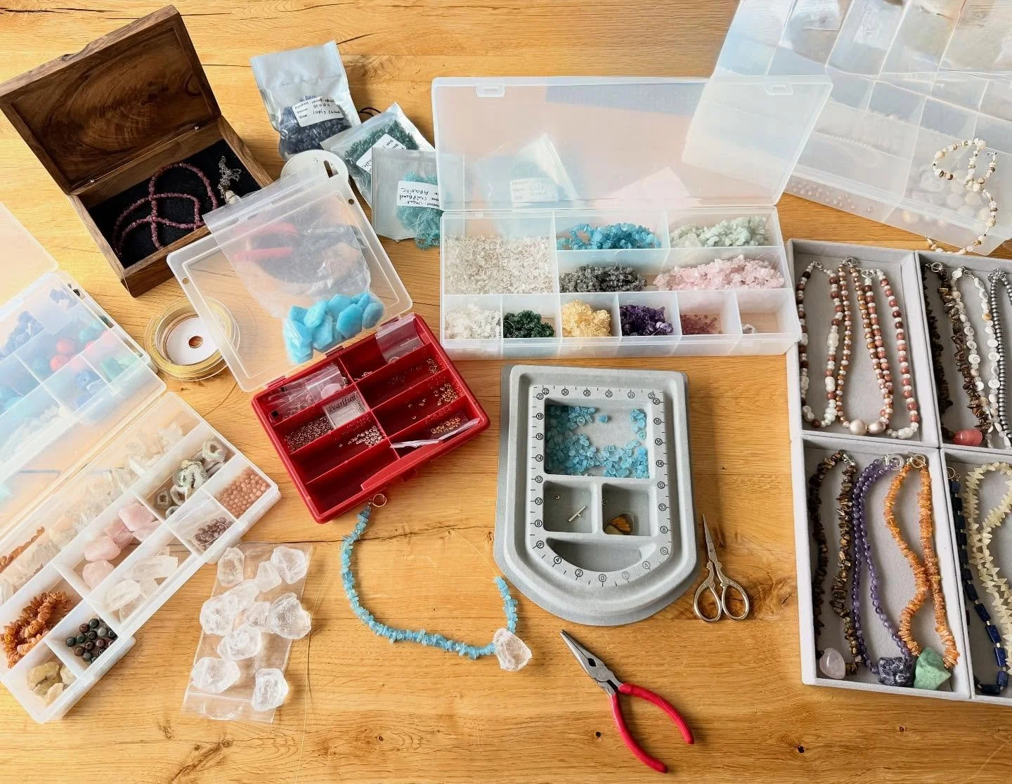 pov: die Schmuckwerkstatt ✨💠

Vorbereitung f&uuml;r den Weihnachtsmarkt in der @cafe_bauhuette.ch ab dem 1. Advent 🕯️

Dankbar! 

&bull;
&bull;
&bull;

#schmuckwerkstatt #schmuckdesign #handgemachterschmuck #handmadejewelry
#jewelrymaking #beadsart