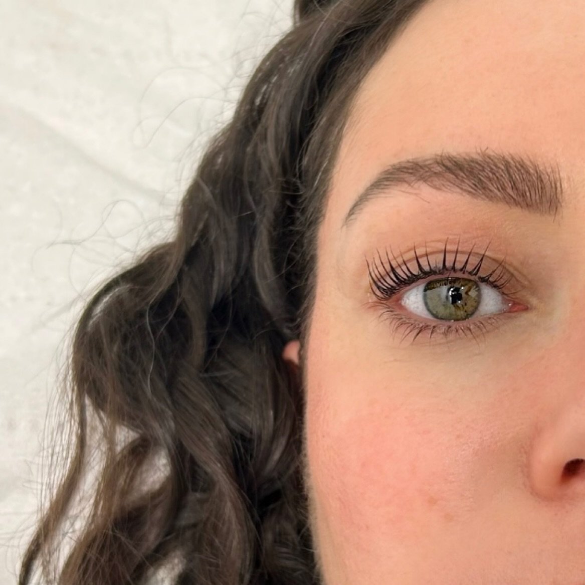this is your sign to book that lash lift, you can thank us later 💞 all of our lash lifts include a tint in the service price, our client went for an intense black, but you can choose also opt for blue black or dark brown 🎨