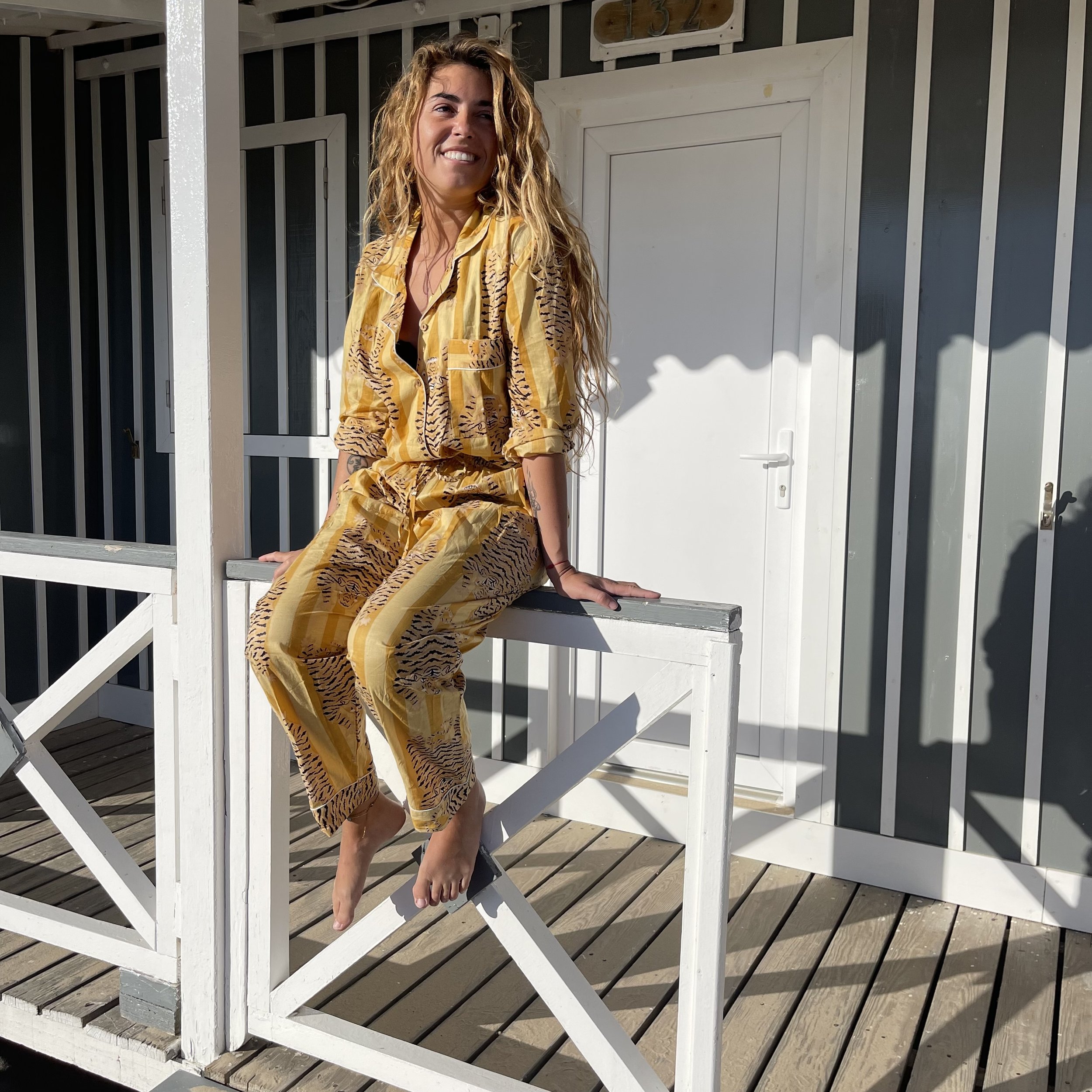 Ensemble de pyjama Hari Omèna en coton pantalon jaune porté par Jessica Rocha