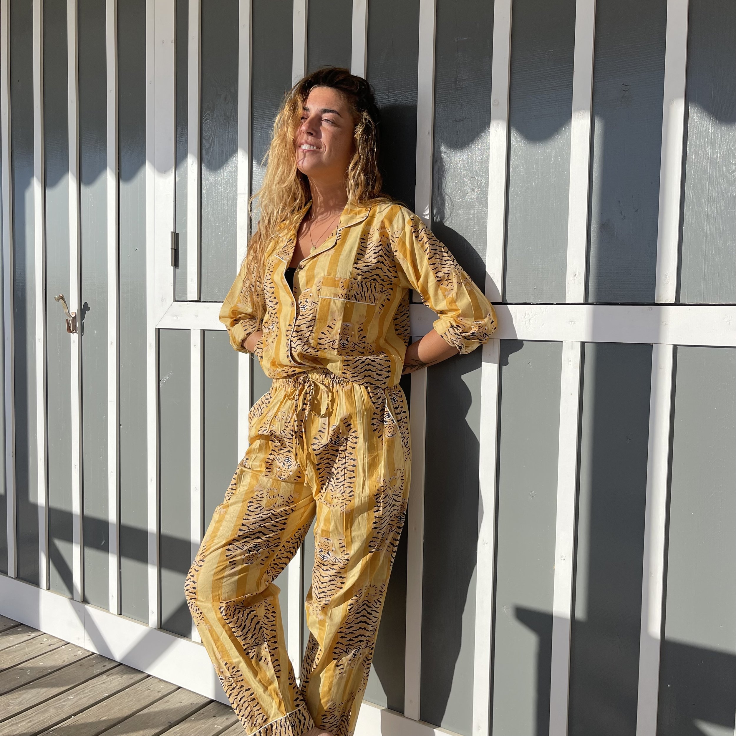 Ensemble de pyjama Hari Omèna en coton pantalon jaune porté par Jessica Rocha