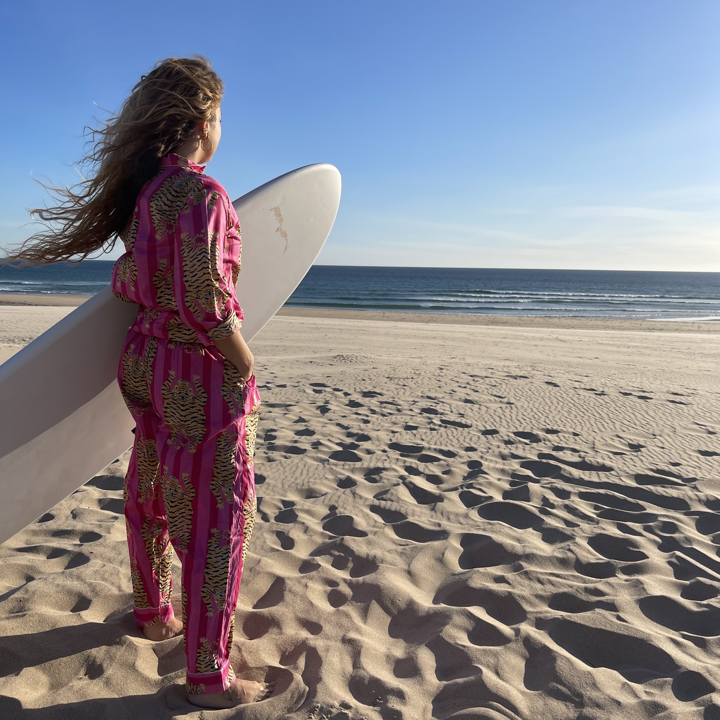 Ensemble de pyjama Hari Omèna en coton pantalon rose et fuschia porté par Jessica Rocha