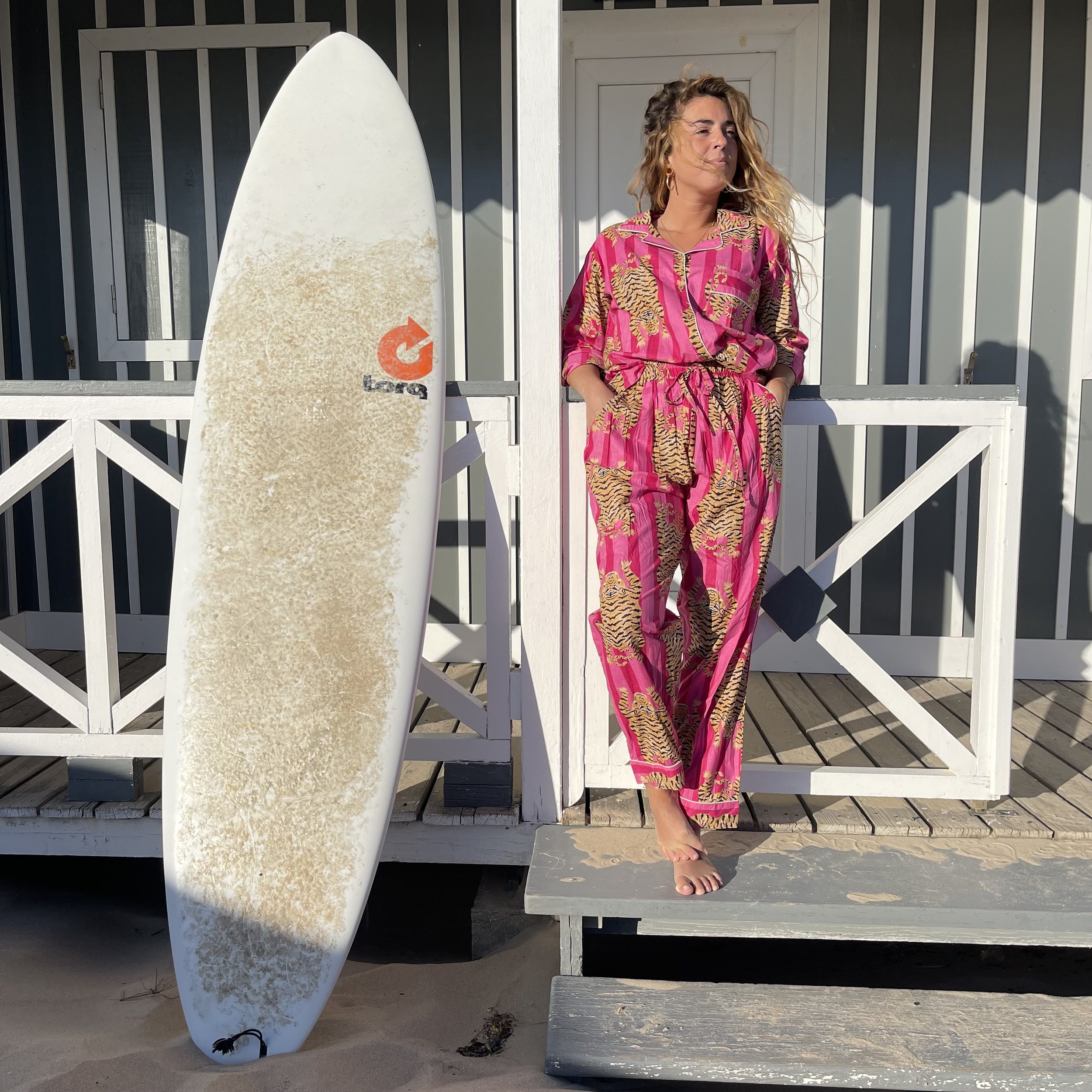 Ensemble de pyjama Hari Omèna en coton pantalon rose et fuschia porté par Jessica Rocha