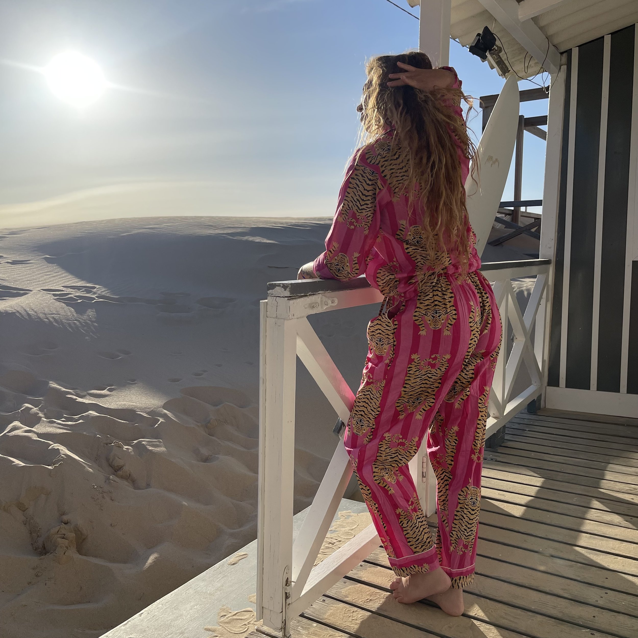 Ensemble de pyjama Hari Omèna en coton pantalon rose et fuschia porté par Jessica Rocha