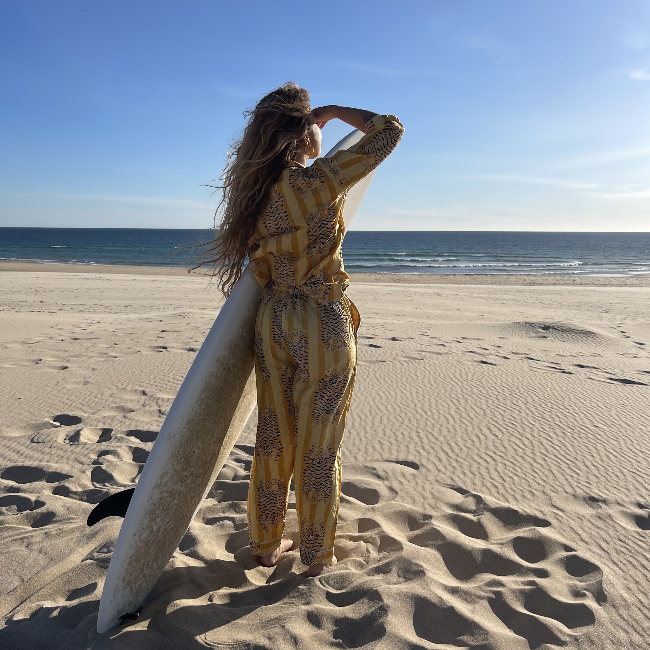 Ensemble de pyjama Hari Omèna en coton pantalon jaune porté par Jessica Rocha