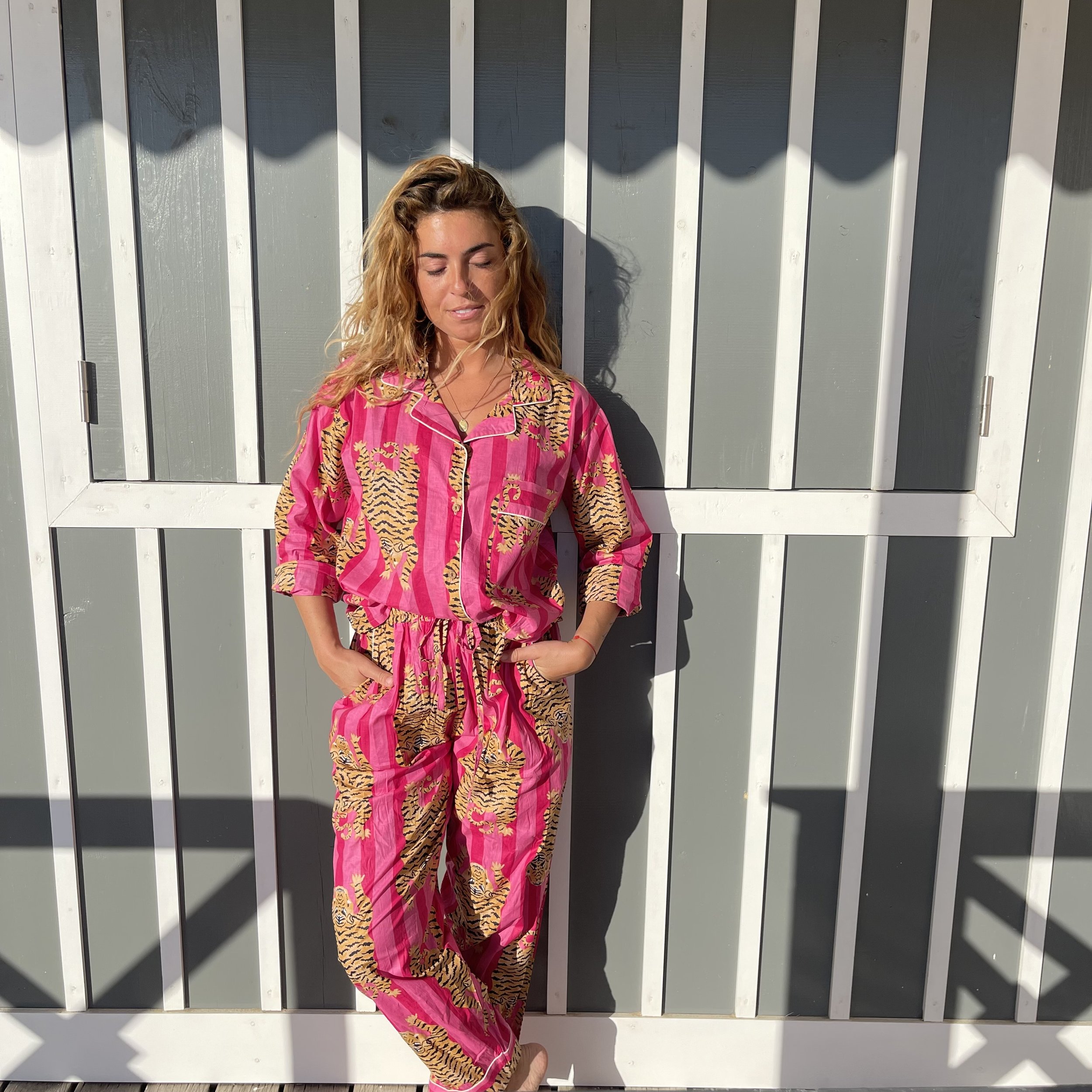 Ensemble de pyjama Hari Omèna en coton pantalon rose et fuschia porté par Jessica Rocha
