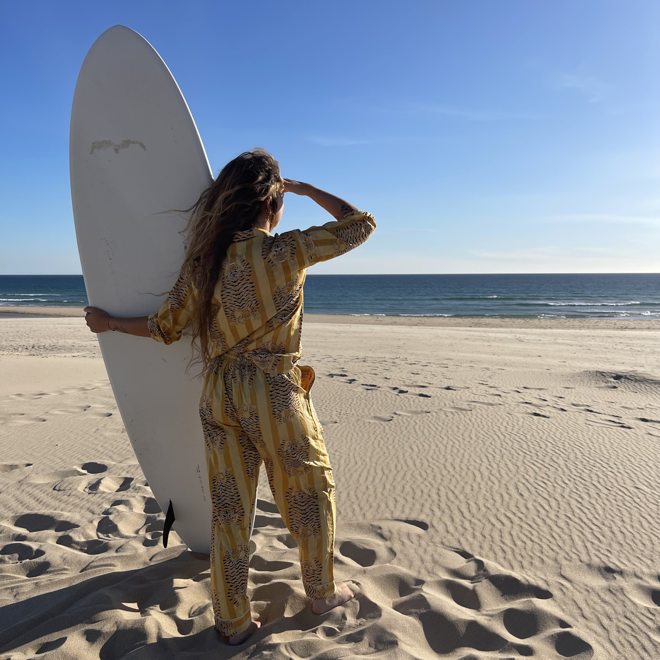 Ensemble de pyjama Hari Omèna en coton pantalon jaune porté par Jessica Rocha
