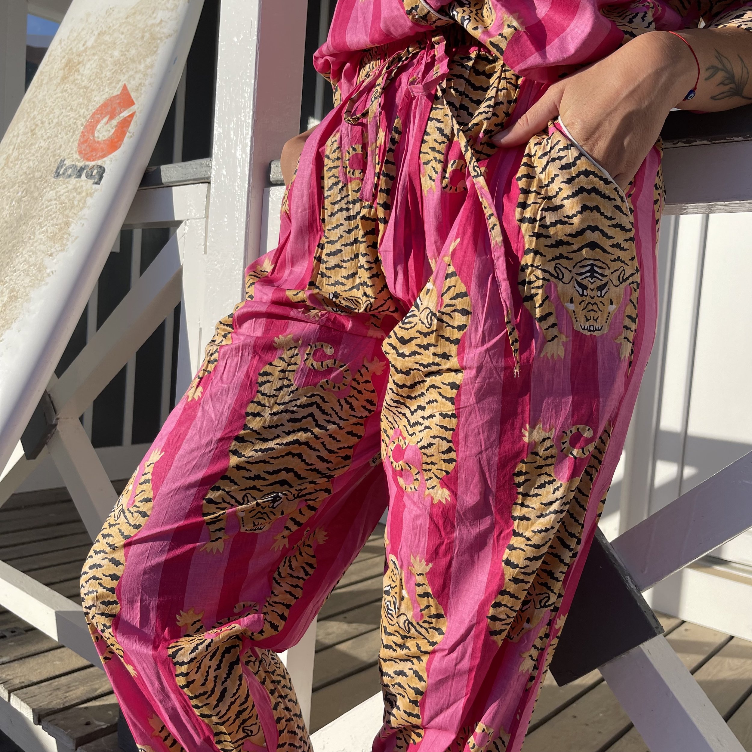 Ensemble de pyjama Hari Omèna en coton pantalon rose et fuschia porté par Jessica Rocha