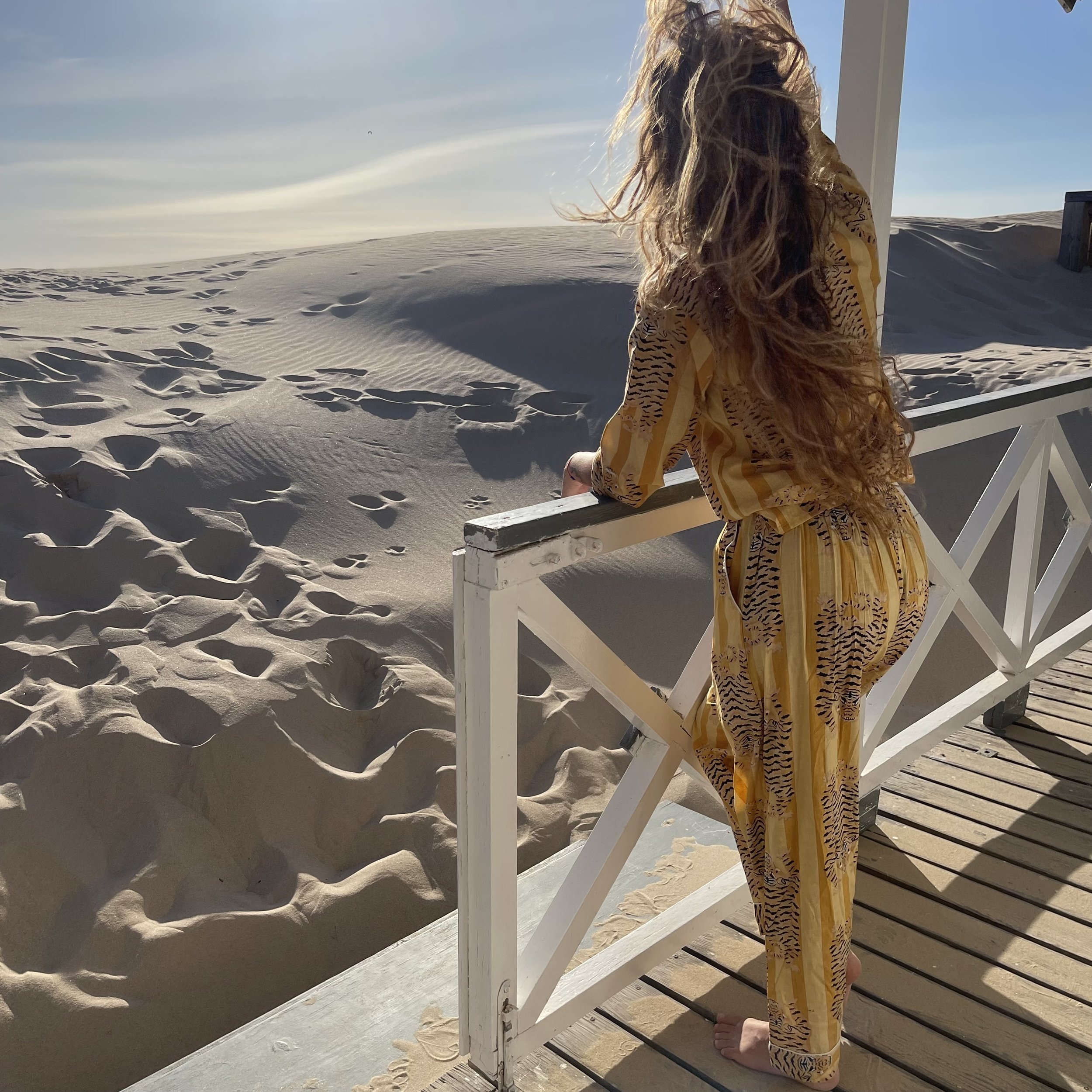 Ensemble de pyjama Hari Omèna en coton pantalon jaune porté par Jessica Rocha