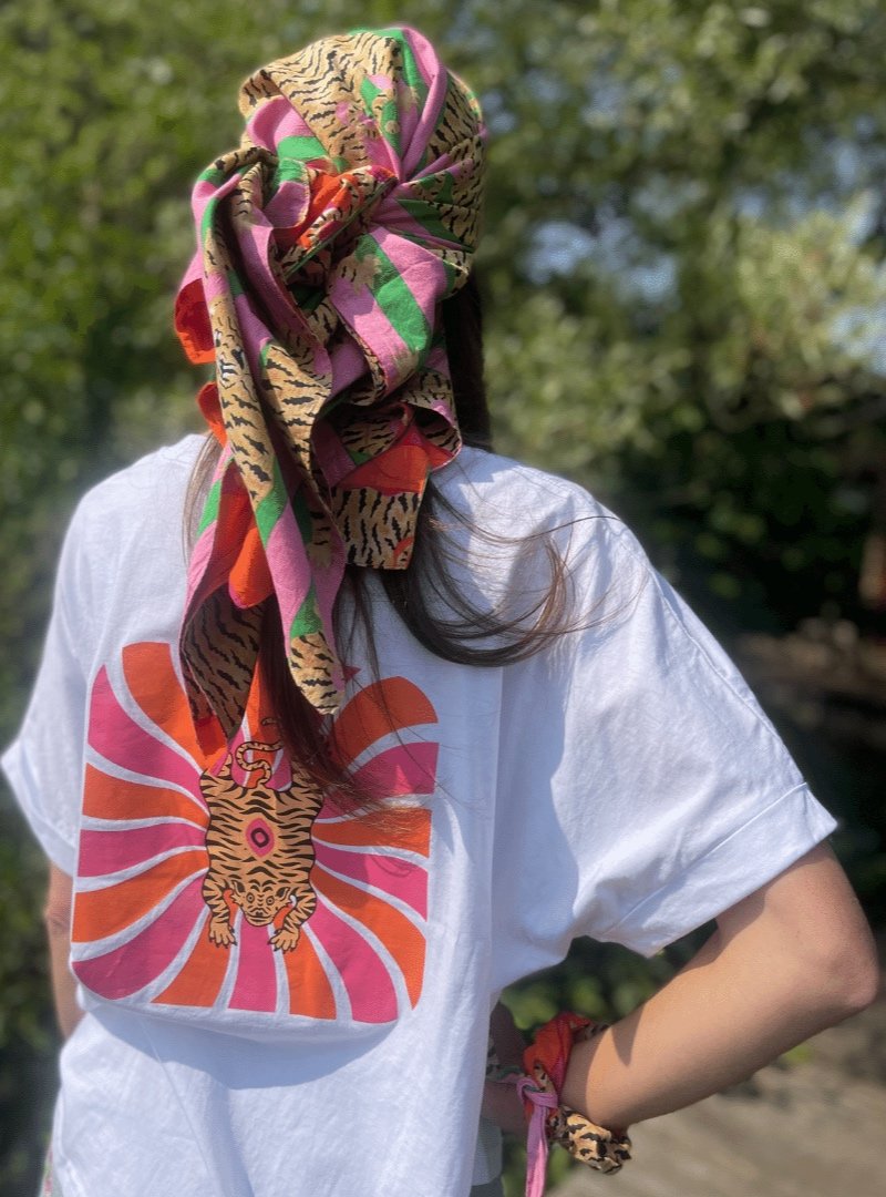T-shirt blanc Santa Omèna imprimé au dos porté par Pauline