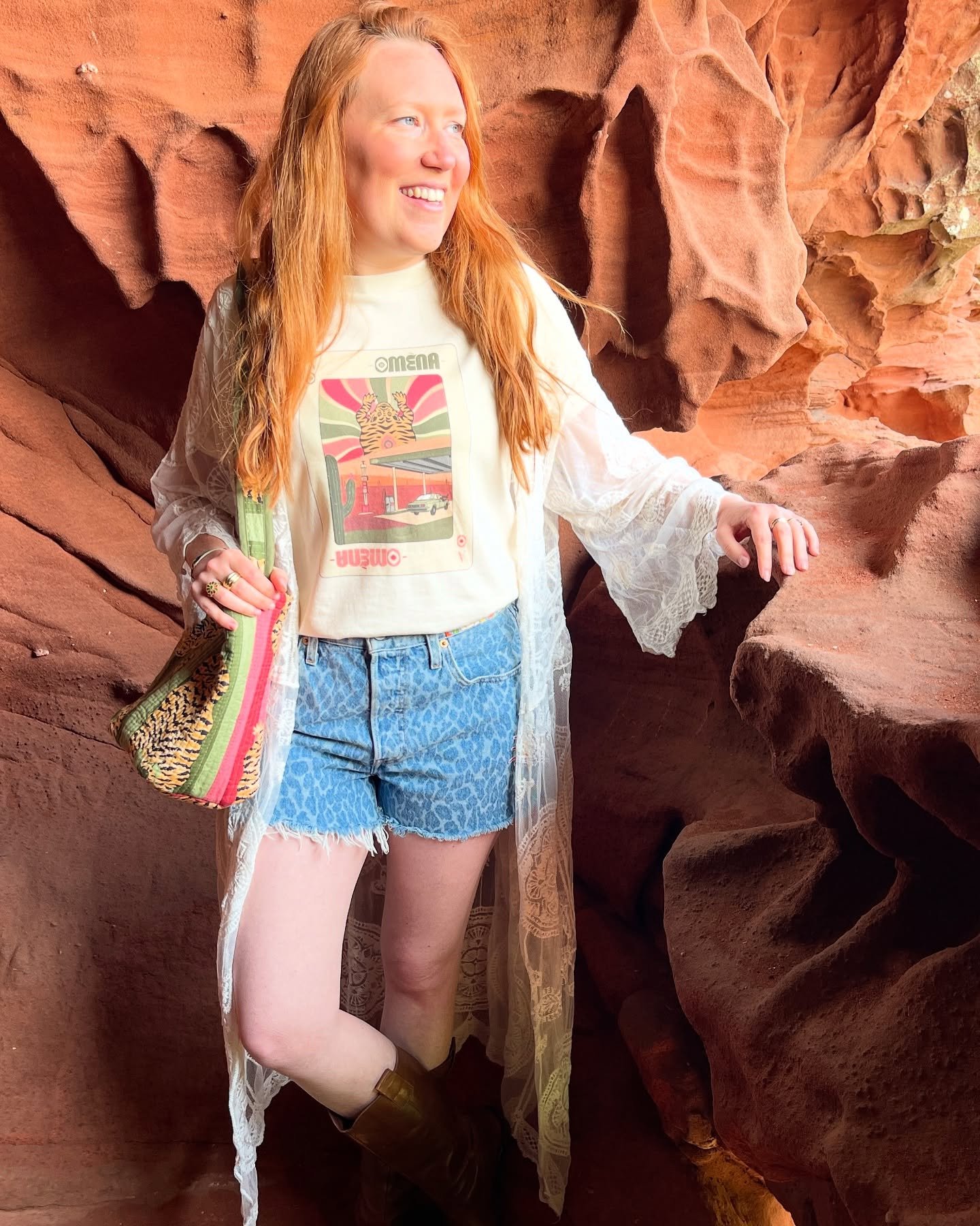 🌵 ROHAN incarne l&rsquo;esprit du Nouveau Western &mdash; brut, libre, mystique.

Un t-shirt en coton bio certifi&eacute; GOTS, avec une illustration qui parle d&rsquo;&eacute;vasion, de routes br&ucirc;lantes et de mystique moderne.
Une station-ser