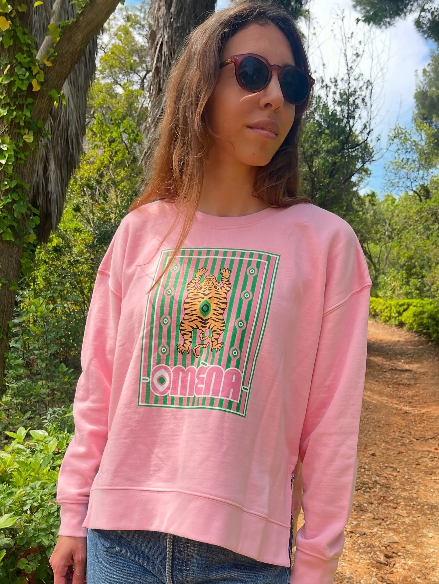 🩷Le sweat Narsi, version good vibes🩷
Un rose bonbon qui attire la lumi&egrave;re, une coupe cool pens&eacute;e pour vos looks du quotidien, et surtout : notre tigre iconique revisit&eacute; avec son 3&egrave;me &oelig;il 👁🐯

✨ Confort &amp; style