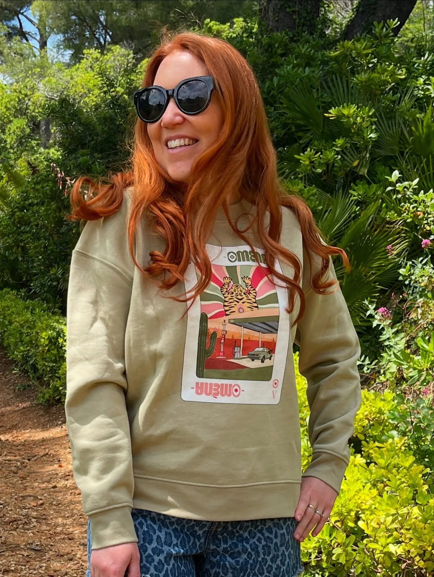 ⛽🐯 Salil, l&rsquo;allure road-trip
Un vert kaki adouci, une coupe cool et un graphisme vintage : le sweat Salil signe une silhouette &agrave; la fois d&eacute;contract&eacute;e et affirm&eacute;e.

&Agrave; l&rsquo;avant, le tigre Om&egrave;na accom