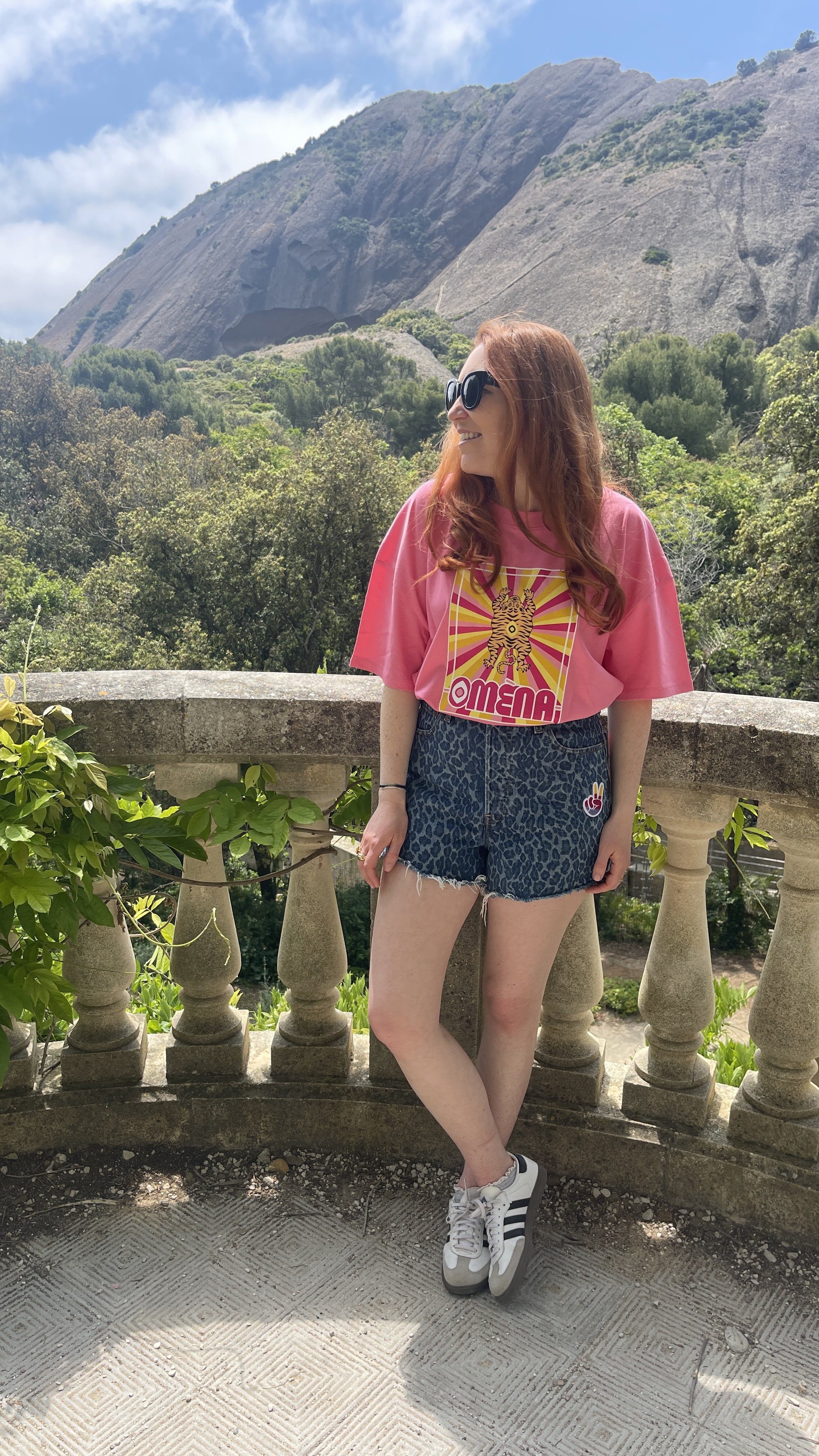 t-shirt-coton-bio-gots-coupe-ample-couleur-rose-fuschia-illustration-rayure-jaune-et-rose-omena-fait-en-france-short-piece-unique-one-of-kind-upcycling-levis-imprime-leopard-ecussons-blockprint-indien-savoir-faire-marque-omena.jpeg