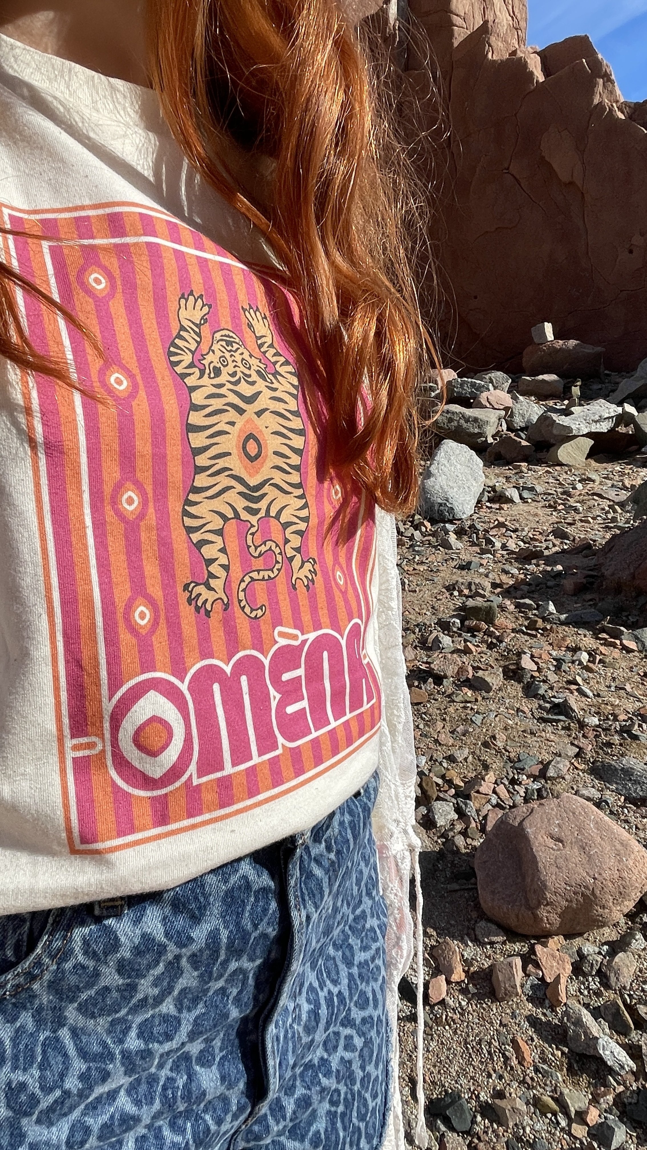 detail-t-shirt-coton-bio-gots-illustration-encadrement-rayure-orange-rose-fuschia-omena-et-short-piece-unique-one-of-kind-upcycling-levis-imprime-leopard-ecusson-savoir-faire-marque-omena-made-in-france.jpeg