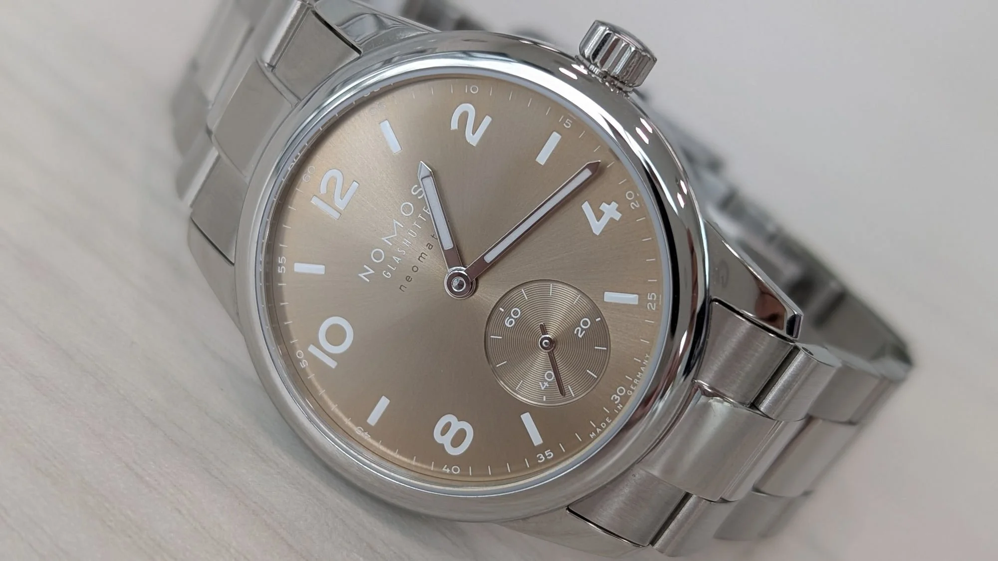 エレガントなスポーツウォッチ『Nomos Club Sport Neomatik 34 Gold』は理想的な万能腕時計