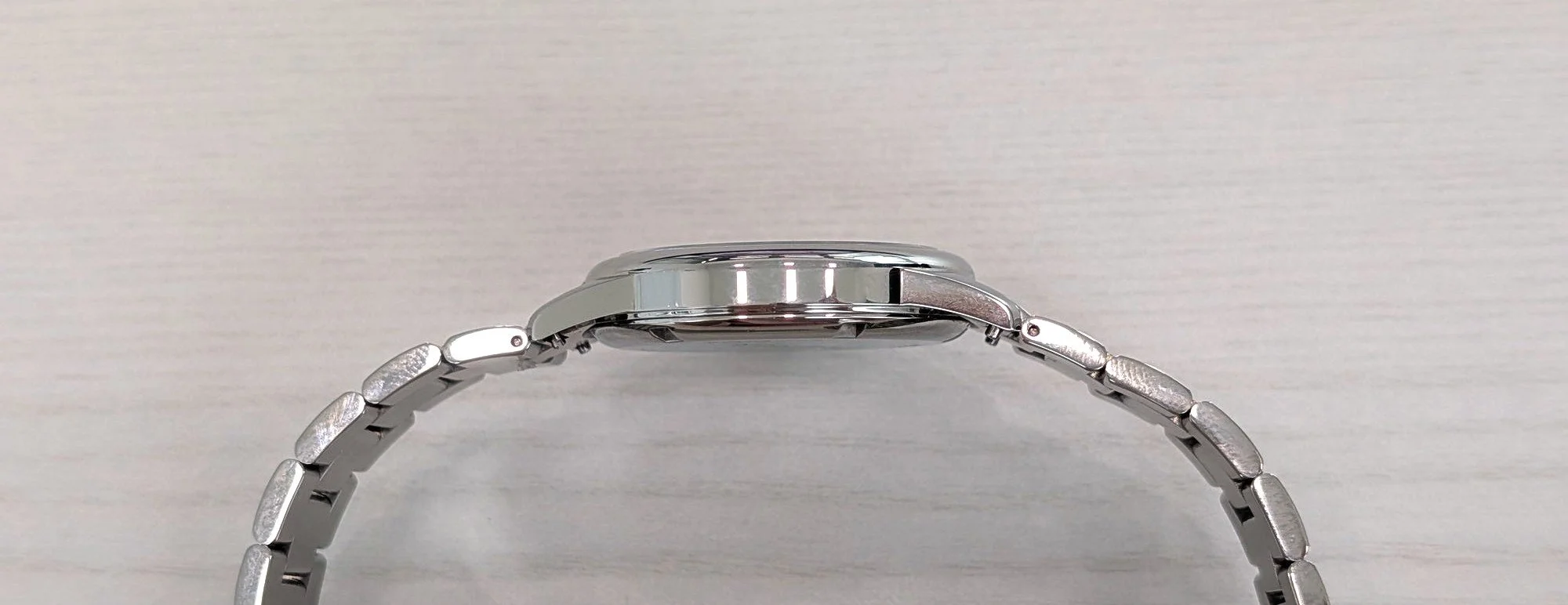 Nomos CLub Sport の厚み