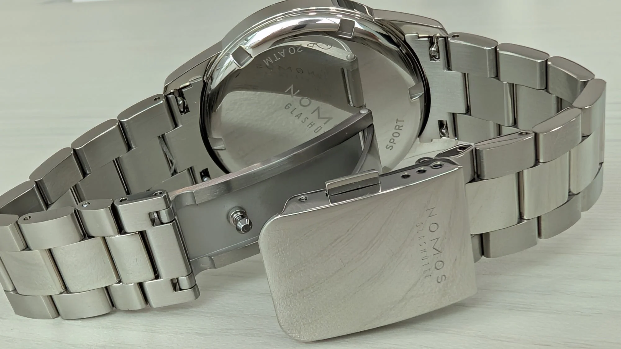 Nomos Club Sport ケースバック