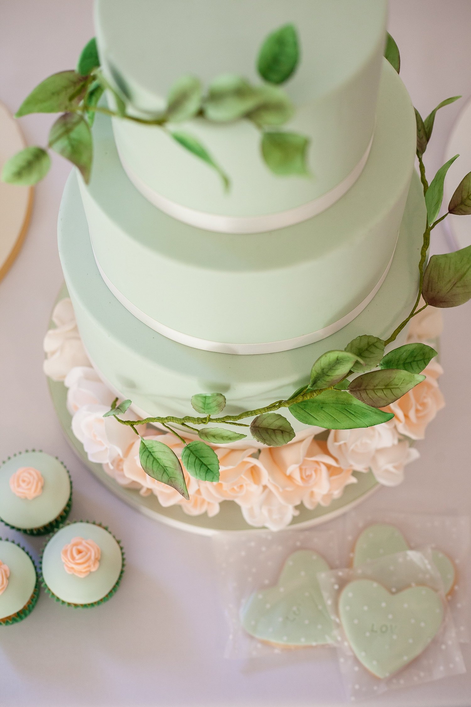 How do I choose a wedding cake design?